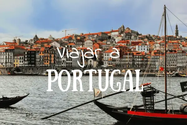 Barcos tradicionales navegan por el río Duero ante la colorida Ribeira de Oporto. ¡Descubre qué hacer en Portugal!