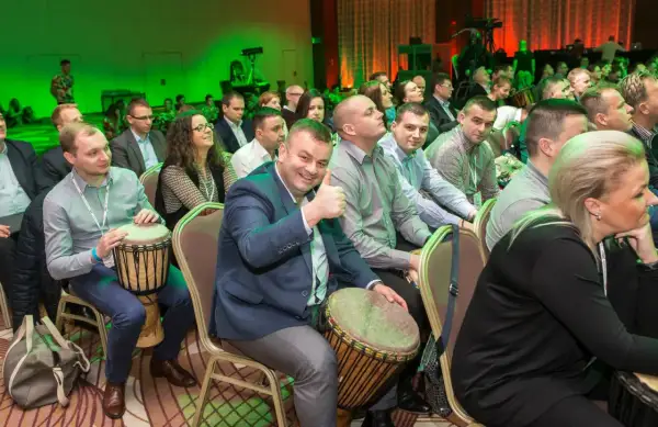 Uczestnicy konferencji uczą się, jak grać na perkusji, bawiąc się rytmami.