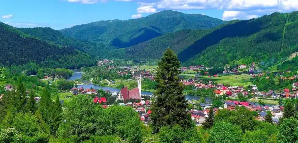 Malowniczy widok na Krościenko nad Dunajcem. Atrakcje turystyczne w otoczeniu zielonych wzgórz i rzeki.