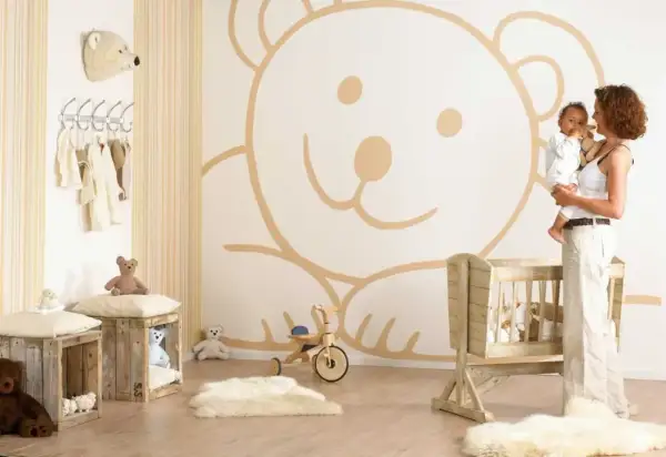 Cameretta neonato maschio con orso gigante disegnato sul muro, culla in legno e peluche. Idee pareti cameretta neonato maschio.