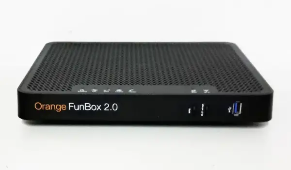 Czarny router Orange FunBox 2.0 z pomarańczowym logo. Widoczne przyciski WPS, Wi-Fi oraz port USB.