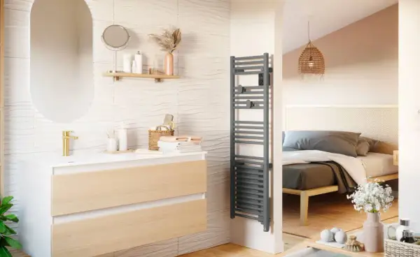 Sèche-serviette gris moderne, idéal pour une salle de bain de 10m2. Il assure une puissance optimale pour un confort parfait.