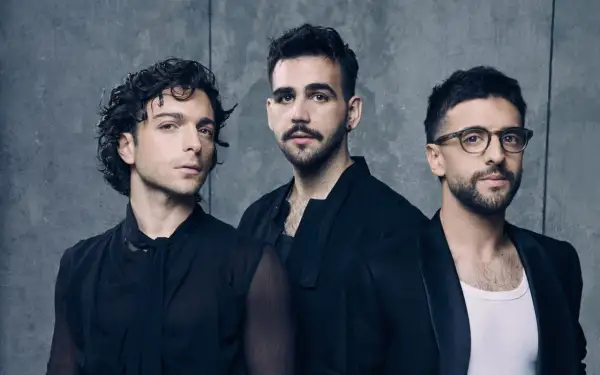 Tre uomini in abiti scuri, pronti per il volo.