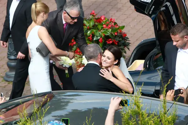 Szczęśliwa panna młoda w białej sukni przytula pana młodego. To piękny moment z ich ślubu, być może Roberta Lewandowskiego.