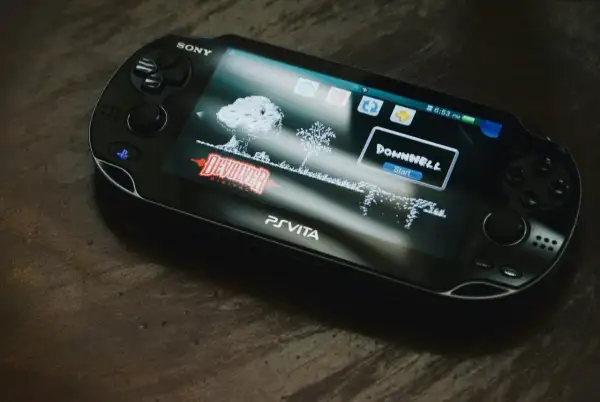 Konsola PlayStation Vita 2 z uruchomioną grą Downwell.