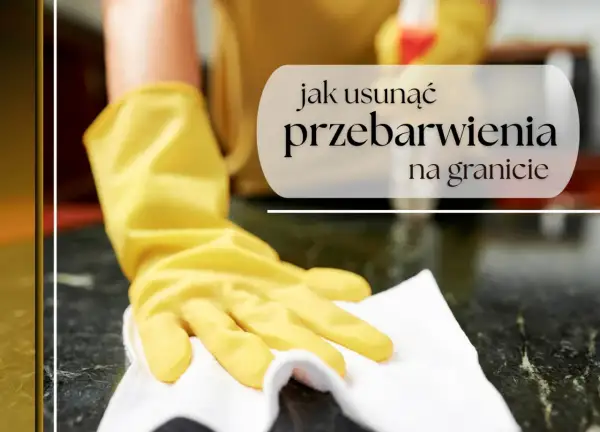 Rękawiczka w żółtej gumie poleruje ciemny granit, usuwając mokre plamy i przebarwienia.