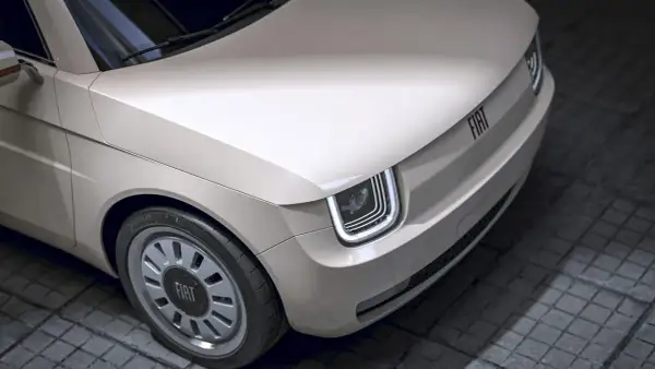 Nowy Fiat 126p w beżowym kolorze, z nowoczesnymi światłami LED i charakterystycznym logo FIAT na masce.