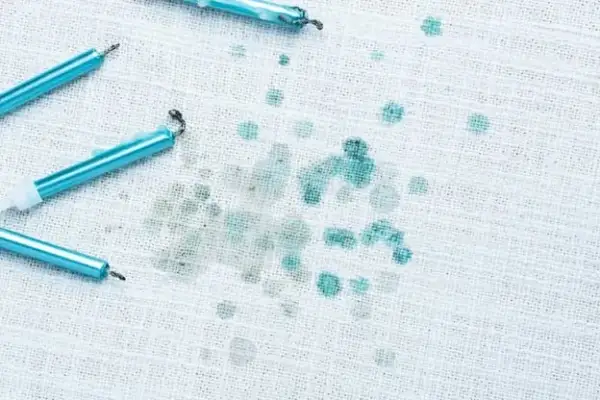 Jak pozbyć się wosku z ubrań - skuteczne metody na uporczywe plamy