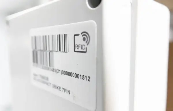 Etykieta cyfrowa RFID na białym urządzeniu. Pokazuje, jak działa etykieta cyfrowa, umożliwiając bezprzewodową identyfikację.