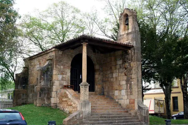 Antigua capilla de Santa Cruz, con su campanario y escalinata de piedra. Un lugar con historia, como un dolmen.