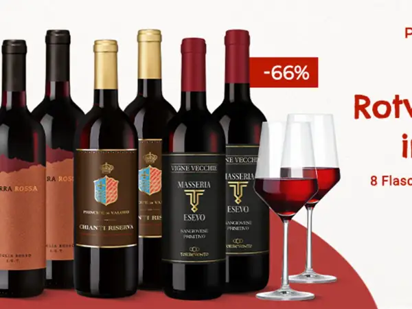 Flaschen mit teurem italienischem Rotwein, darunter Chianti Riserva, und zwei Gläser gefüllt mit dem edlen Tropfen. Ein Angebot mit -66% Rabatt.