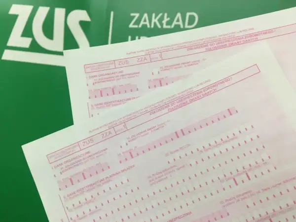 Formularze ZUS ZZA. Na jednym z nich widnieje pole "kod zawodu prezes zarządu", co sugeruje zgłoszenie zmian w danych pracownika.
