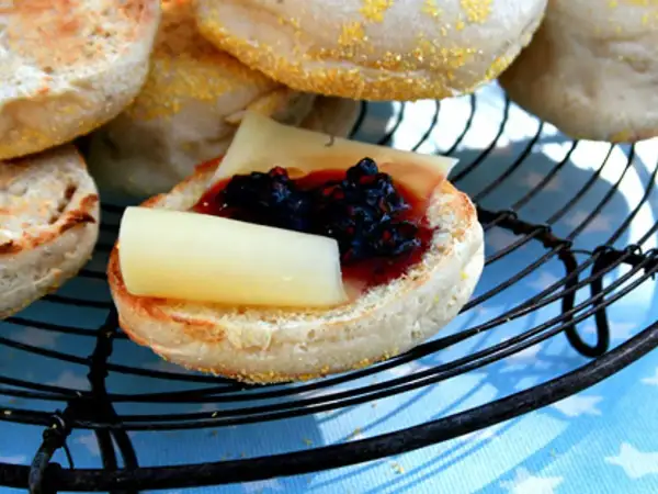 En engelsk muffin med ost och sylt, perfekt för ett snabbt frukostrecept.