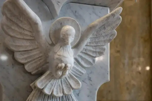 Kamienna gołębica z rozpostartymi skrzydłami, symbol Ducha Świętego, przypomina mi, dlaczego chcę iść do bierzmowania.