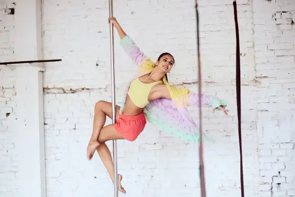 Pole dance: Czy to dla Ciebie? Obalamy mity o wieku, wadze i sile!