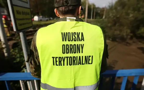 Żołnierz WOT w kamizelce odblaskowej. Po 16-dniowym szkoleniu WOT wynagrodzenie jest adekwatne do wysiłku.