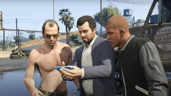 Trzej główni gta 5 postacie: Trevor, Michael i Franklin, patrzą na telefon.