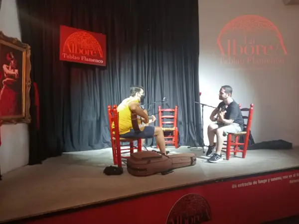 Dos guitarristas tocan en el escenario de La Alborea Tablao Flamenco.