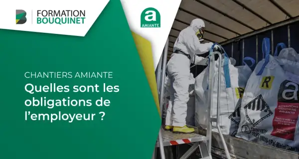 Travailleur en combinaison blanche, masqué, manipulant des sacs étiquetés "amiante". Formation Bouquinet : chantiers amiante, quelles sont les obligations de l'employeur ? J'ai été exposé à l'amiante.