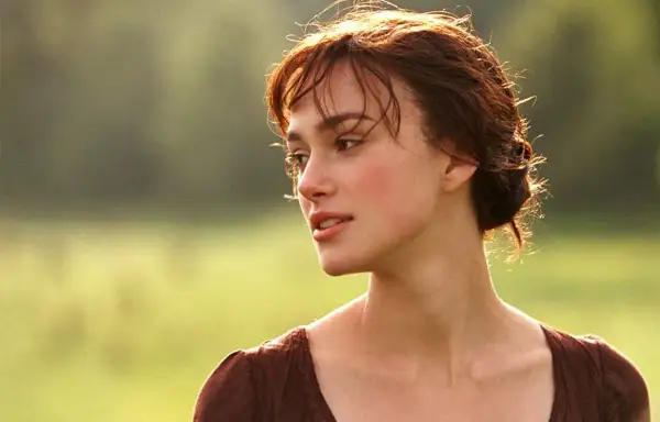 Keira Knightley i en brun klänning, en ikonisk scen från filmer med Keira Knightley.
