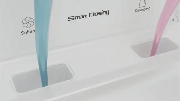 Niebieski płyn do płukania i różowy detergent wlewają się do szuflady pralki AEG ładowanej od góry. Smart Dosing.
