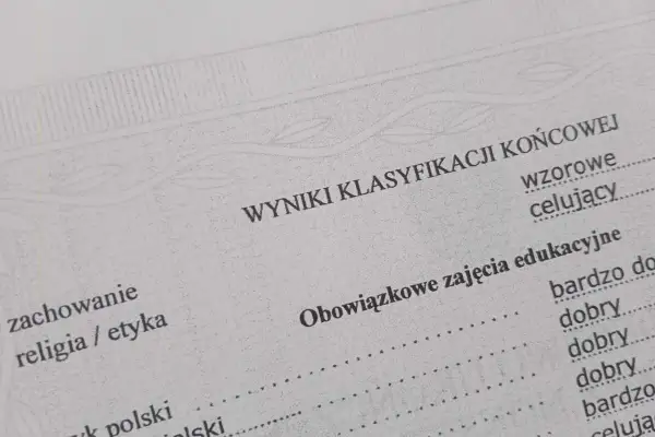 Wyniki klasyfikacji końcowej, kluczowe dla podania do szkoły średniej. Widoczne oceny z obowiązkowych zajęć edukacyjnych.