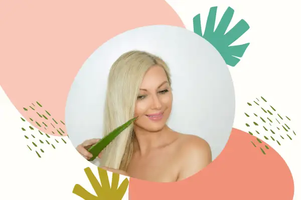 Blondynka z uśmiechem dotyka włosów liściem aloesu, który jest naturalnym kosmetykiem, aloes na włosy bez spłukiwania.
