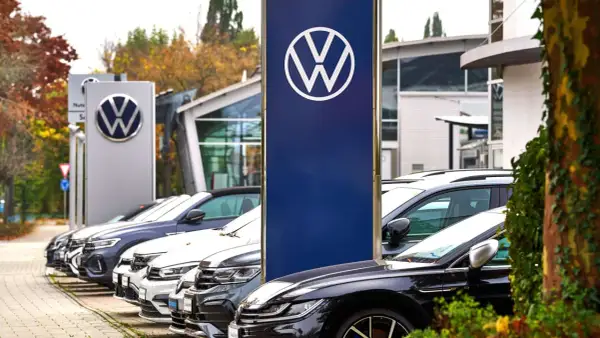Vor einem Autohaus stehen mehrere VW-Modelle. Die Frage, wie viele Monatsgehälter für ein Auto, beschäftigt viele.