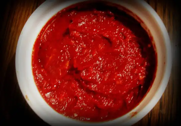 Domowy sos do pizzy z pomidorów, idealny do przygotowania na własnej kuchni.