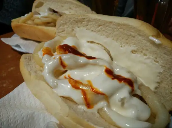 Bocadillo de calamar bravo en Zaragoza, con pan tierno, mayonesa y un toque picante.