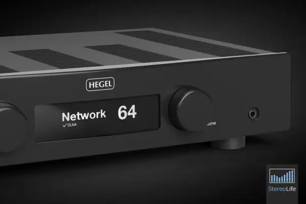 Czarny wzmacniacz Hegel H95 z wyświetlaczem "Network 64" i pokrętłem głośności. Test sprzętu audio.