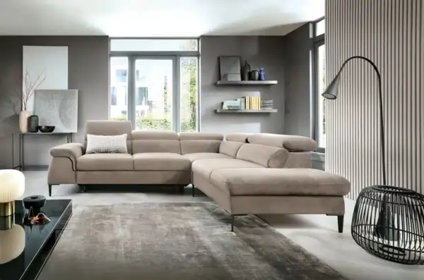 Nowoczesny salon z beżową sofą i dywanem. Inspiracje szare ściany tworzą eleganckie tło dla minimalistycznych dodatków i sztuki.