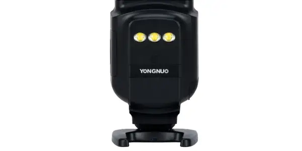 Czarna lampa błyskowa Yongnuo z trzema diodami LED. Jej liczba przewodnia pozwala na oświetlenie nawet odległych obiektów.