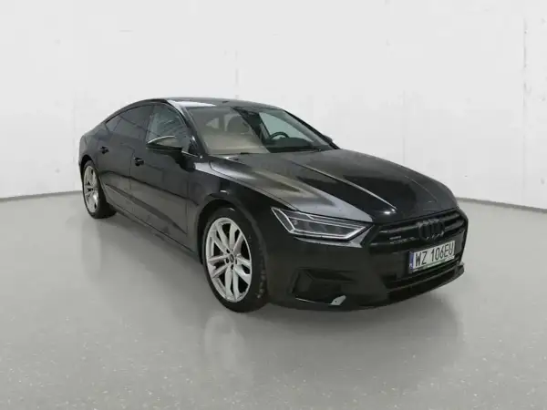 Eleganckie, czarne Audi A7 Sportback na jasnym tle. Sprawdź aktualną audi a7 cena i znajdź swój wymarzony samochód.