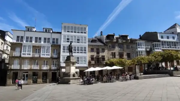 Plaza con estatuas y terrazas, ideal para disfrutar de un día de **que hacer en Viveiro**.