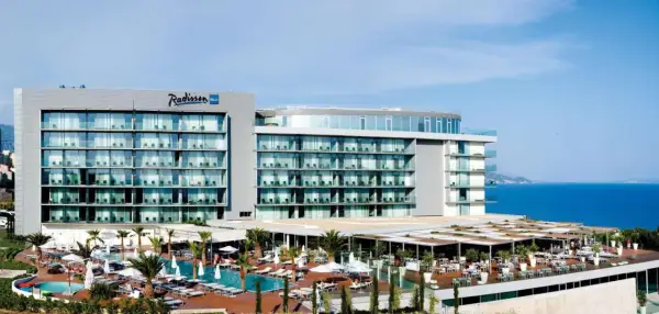 Nowoczesny hotel Radisson Blu Split z basenem i tarasem z widokiem na morze.