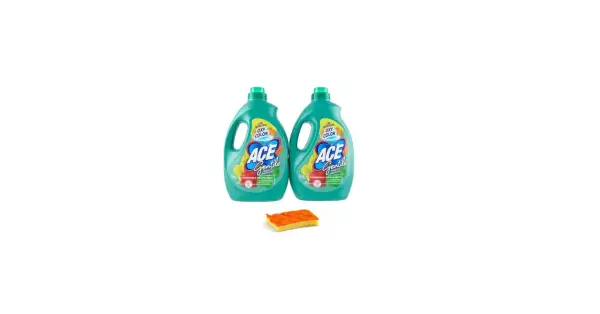 Due flaconi di candeggina ACE Gentile per colorati, con tecnologia Oxy Color, accanto a una spugna arancione.