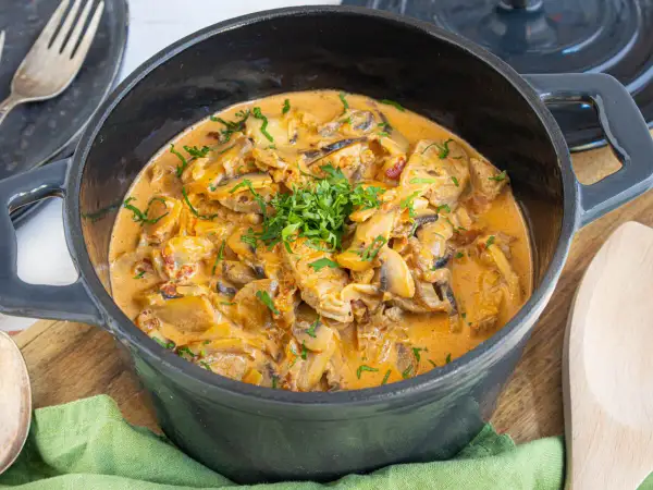 Ein **schneller Filettopf** aus dem **Backofen**, cremig mit Pilzen und Speck, garniert mit Petersilie.