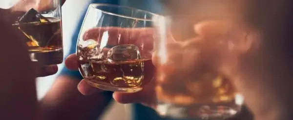 Alkohol a cukier: Od wzrostu po groźny spadek. Jak pić bezpiecznie?