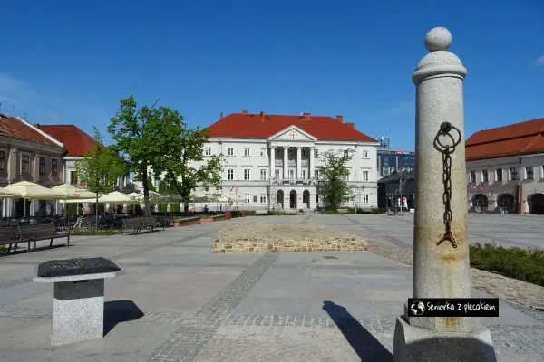 Rynek w Kielcach, z ratuszem w tle. Idealne miejsce na relaks i odkrywanie kielce atrakcje dla dorosłych, np. w jednej z kawiarni.