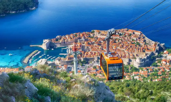 Vue panoramique de Dubrovnik, avec le téléphérique offrant une perspective unique sur la vieille ville et ses activités.