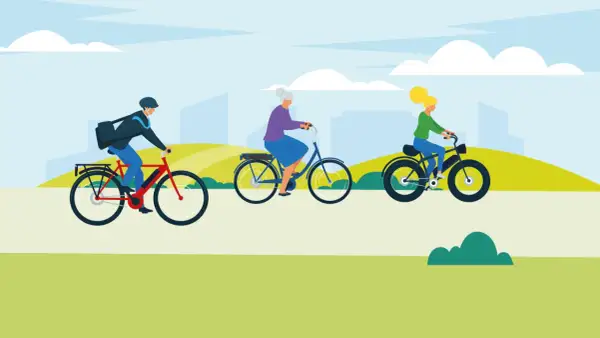 Drie mensen genieten van een fietstocht, elk op hun eigen fiets. Een man met een tas, een oudere vrouw en een jongere vrouw, allemaal op een fiets, een voertuig dat hen door het landschap brengt.