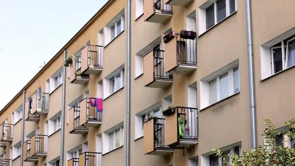 Czy można palić na balkonie w bloku? Poznaj przepisy i ograniczenia