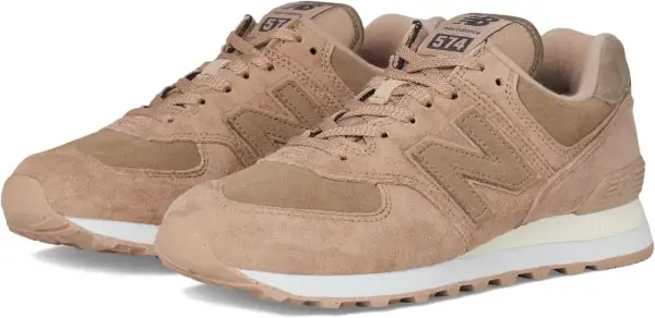 Sneakers New Balance 574 in camoscio color sabbia, perfette per un look casual e confortevole.