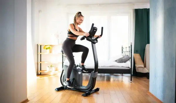Rower stacjonarny: Jak trenować, by schudnąć i uniknąć kontuzji?