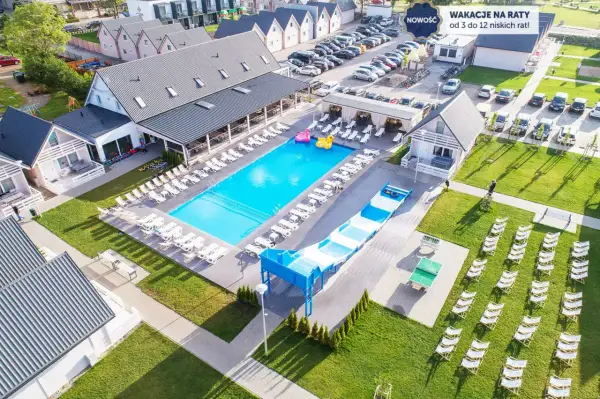 Idealny holiday park & resort gdzie najlepiej? Basen, zjeżdżalnia, leżaki i mnóstwo zieleni. Wakacje na raty od 3 do 12 niskich rat!