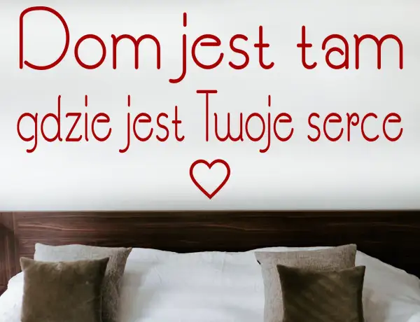 Dom jest tam, gdzie jest Twoje serce. Romantyczny cytat na ścianie nad łóżkiem z poduszkami.