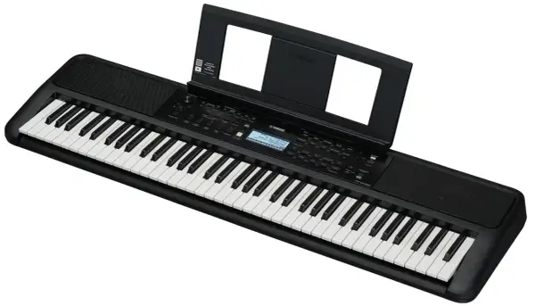 Czarny elektroniczny instrument klawiszowy Yamaha z nutami na stojaku. Idealny do nauki gry.