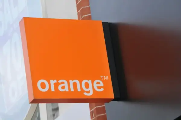 Pomarańczowy szyld Orange z logo. Chcesz wiedzieć, jak sprawdzić stan konta Orange?