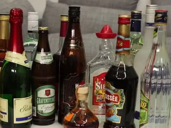 Eine Auswahl an Flaschen, darunter Sekt. Wer auf die flasche sekt kalorien achtet, sollte die Auswahl genau prüfen.